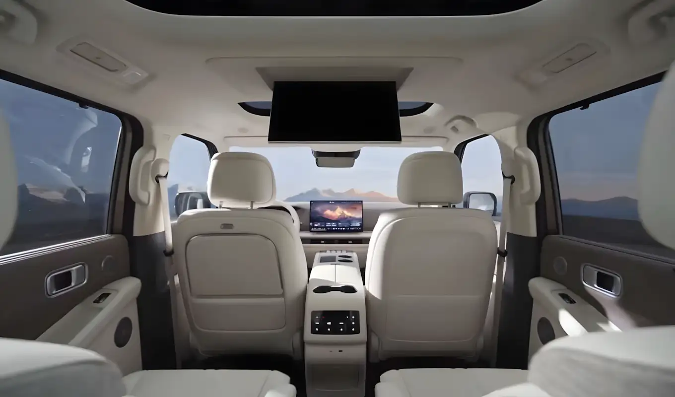 Interior do GWM Haval H10 com tela no teto e geladeira integrada