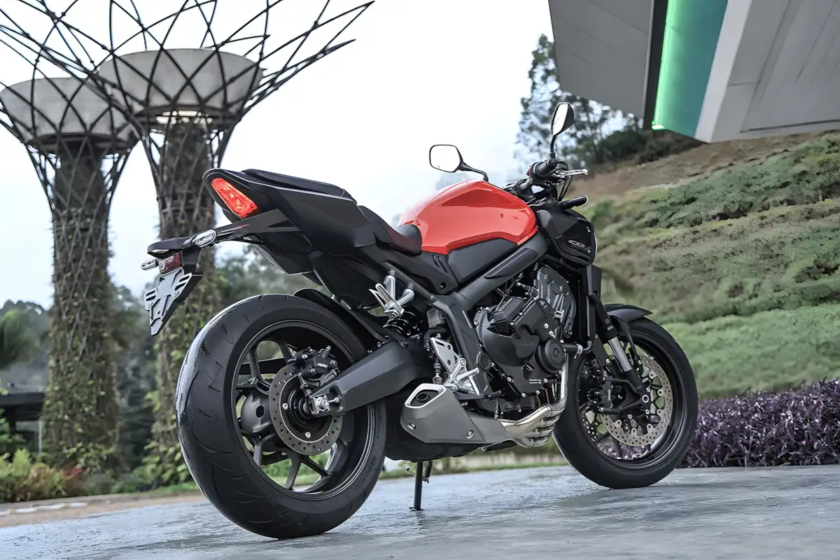 Honda CB650R E-Clutch 2027 ganha novas cores e mantém os 86,7 cv; naked parte de R$ 59.560