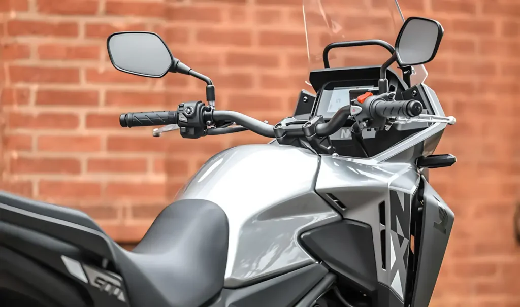 Honda NX500 2027 na cor Prata Metálico vista lateral direita