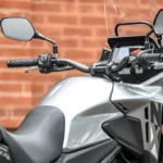 Honda NX500 2027 na cor Prata Metálico vista lateral direita