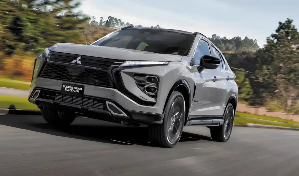 Mitsubishi Eclipse Cross Black 2027 dianteira com detalhes dourados e grade escurecida