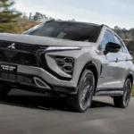 Mitsubishi Eclipse Cross Black 2027 dianteira com detalhes dourados e grade escurecida