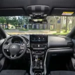Interior do Eclipse Cross Black 2027 com bancos em camurça cinza e console escurecido