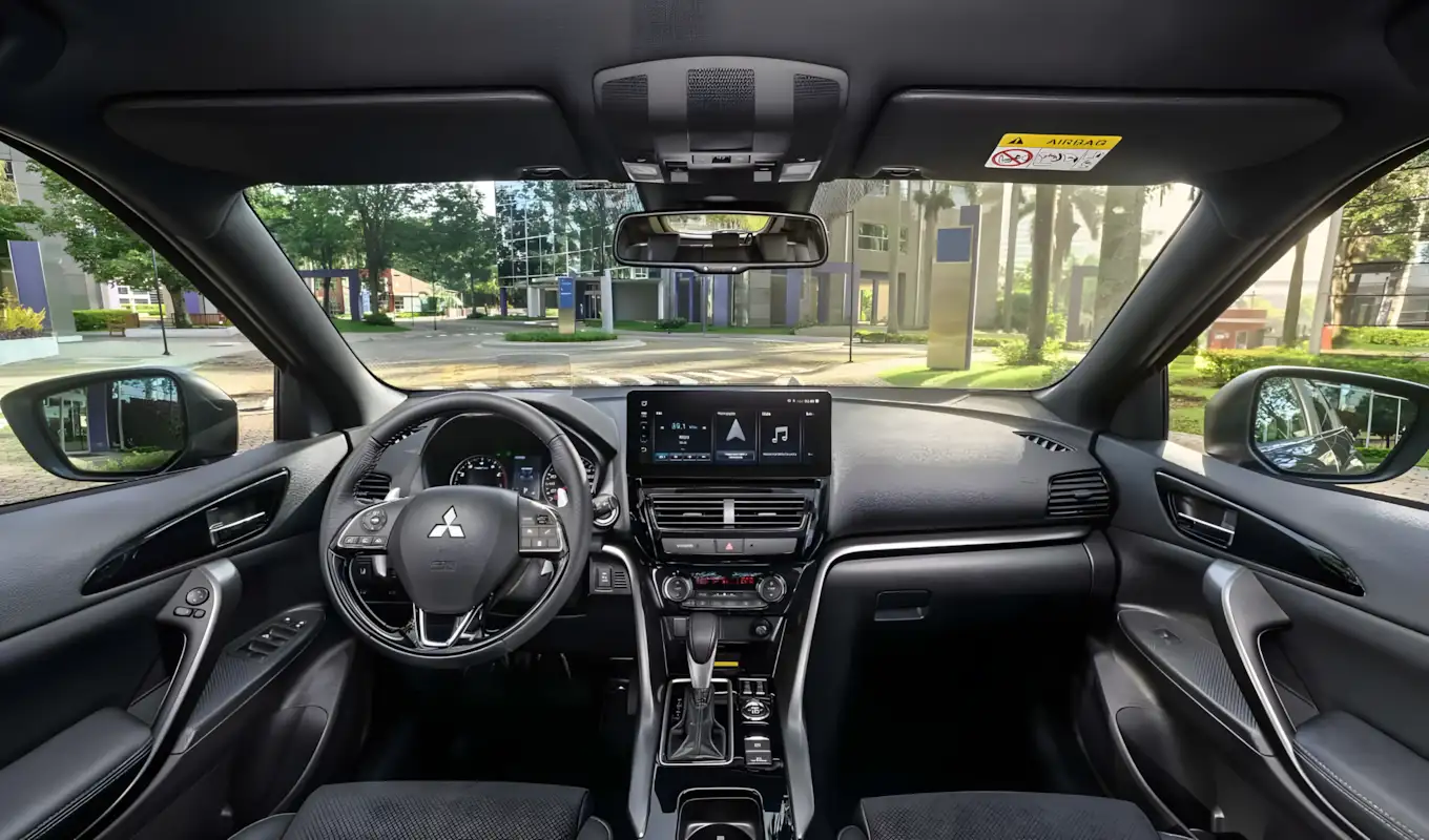 Interior do Eclipse Cross Black 2027 com bancos em camurça cinza e console escurecido