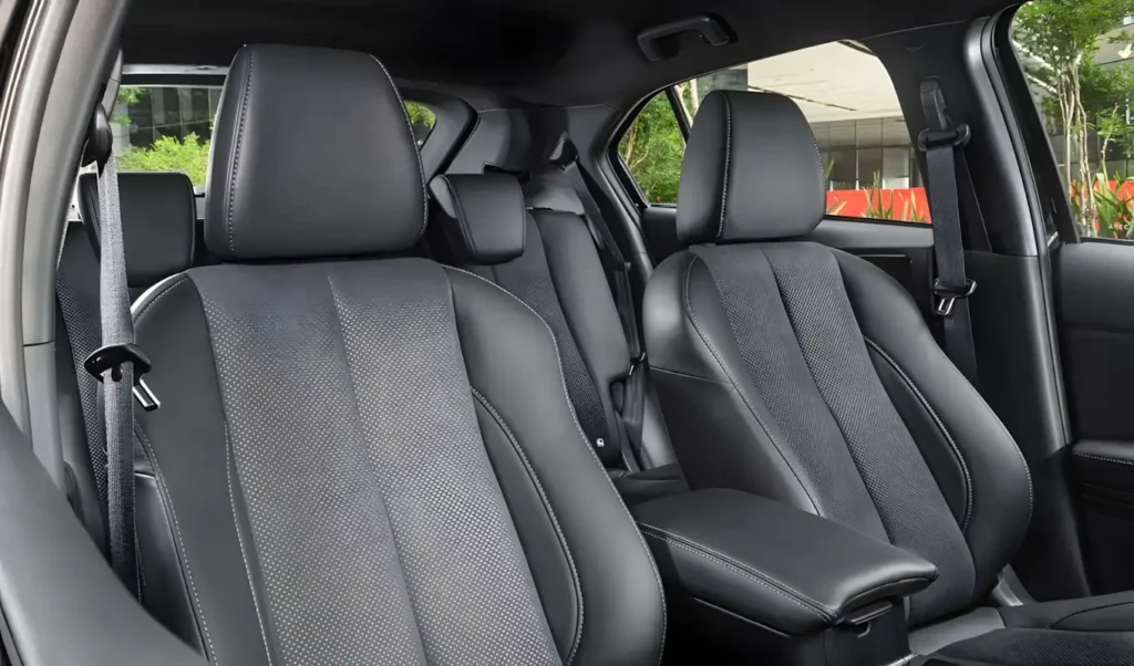 Interior do Eclipse Cross Black 2027 com bancos em camurça cinza e console escurecido