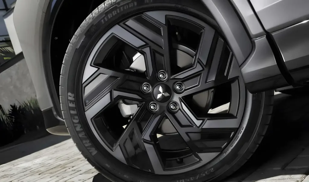Mitsubishi Eclipse Cross Black 2027 lateral com rodas de 19 polegadas diamantadas e saias exclusivas