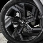 Mitsubishi Eclipse Cross Black 2027 lateral com rodas de 19 polegadas diamantadas e saias exclusivas