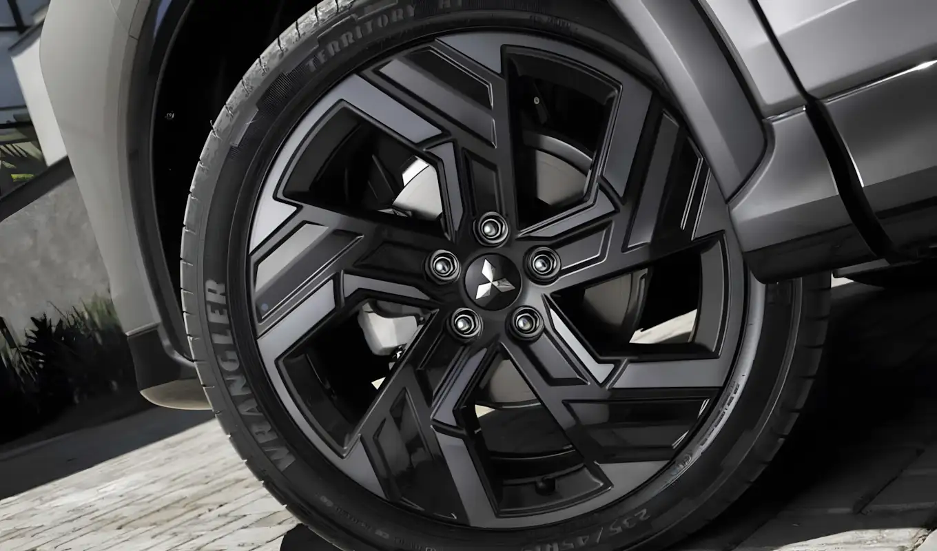 Mitsubishi Eclipse Cross Black 2027 lateral com rodas de 19 polegadas diamantadas e saias exclusivas