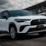 Toyota Corolla Cross 2027 chega com nova multimídia, GR Sport renovado e preços até R$ 223.790