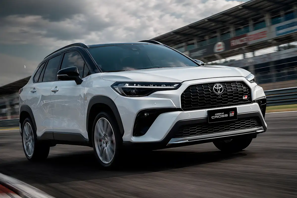 Toyota Corolla Cross 2027 chega com nova multimídia, GR Sport renovado e preços até R$ 223.790