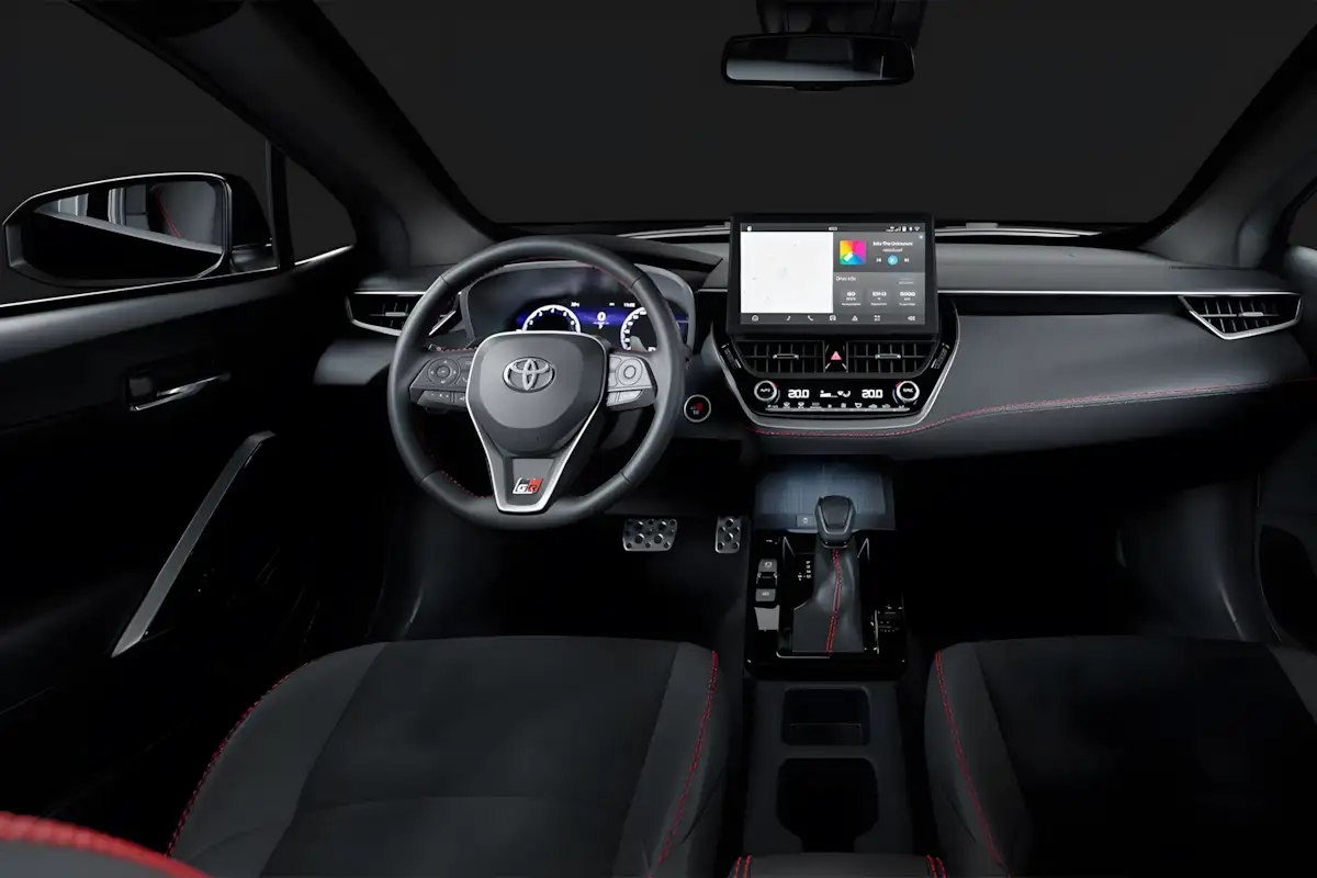 Interior do Toyota Corolla Cross 2027 com novo console central e multimídia