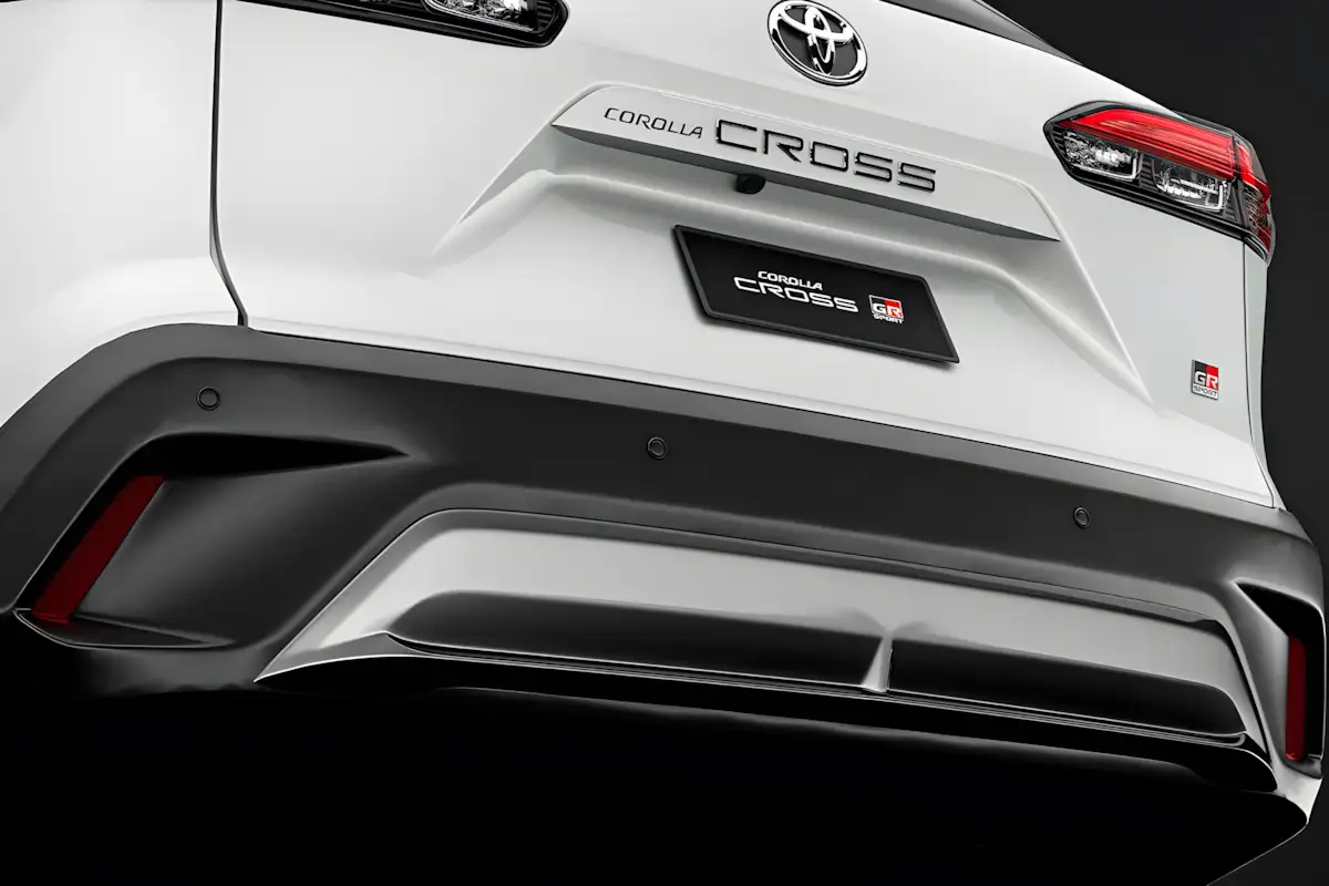 Toyota Corolla Cross 2027 chega com nova multimídia, GR Sport renovado e preços até R$ 223.790