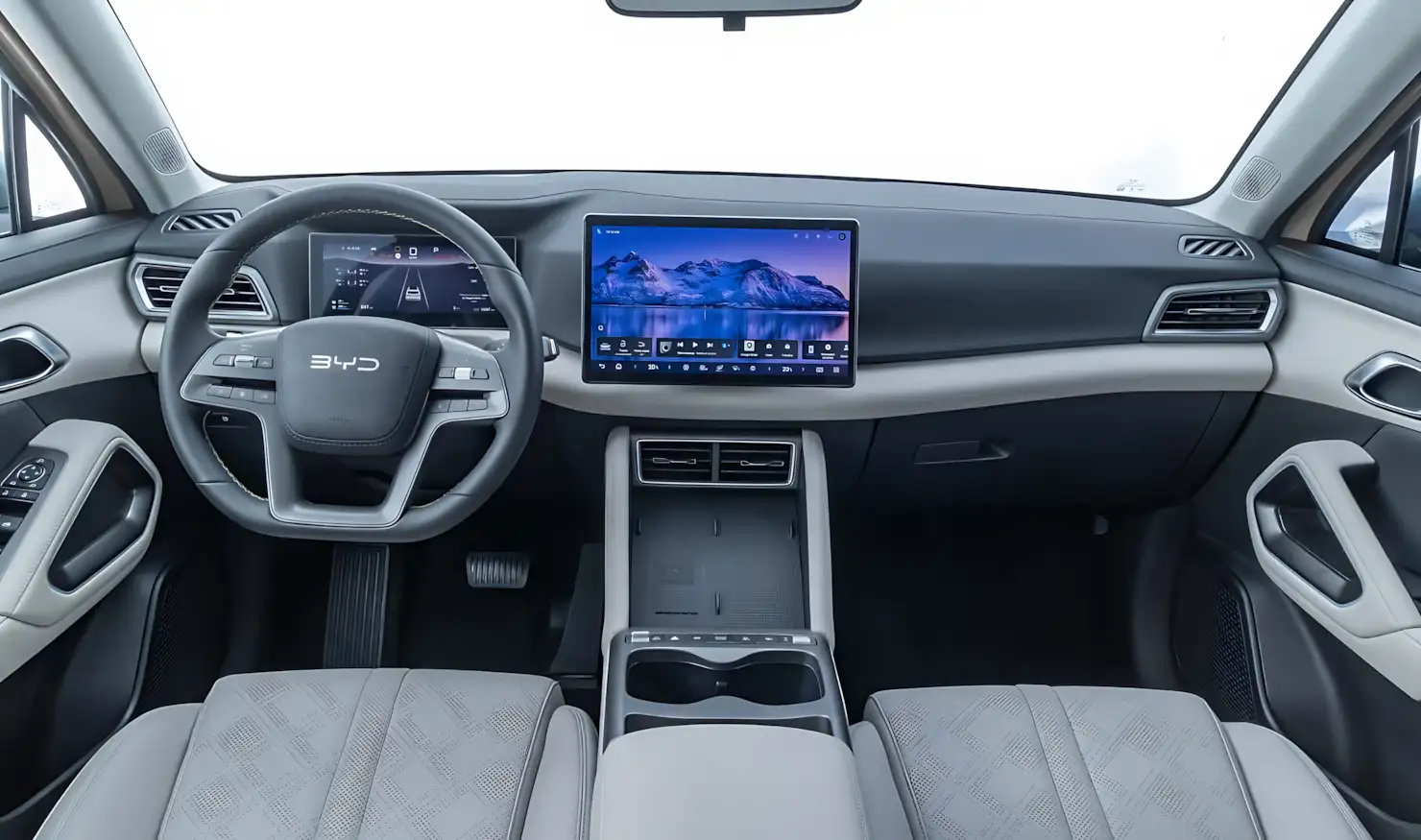 Interior do BYD Atto 2 DM-i Flex com painel digital e central multimídia