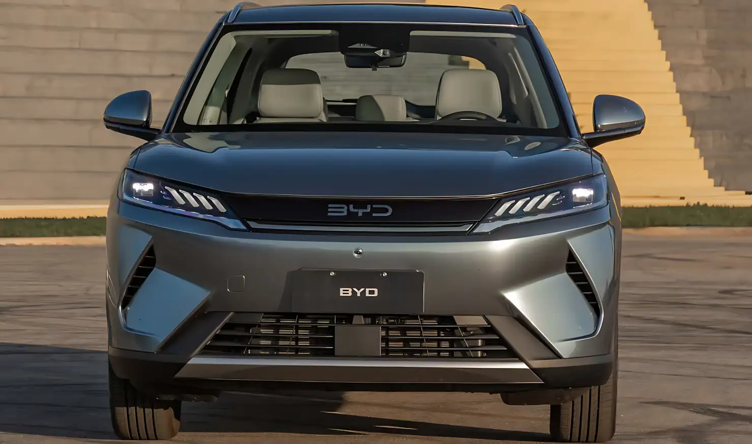 BYD Atto 2 Híbrido Plug-in Flex de frente com faróis full LED acesos