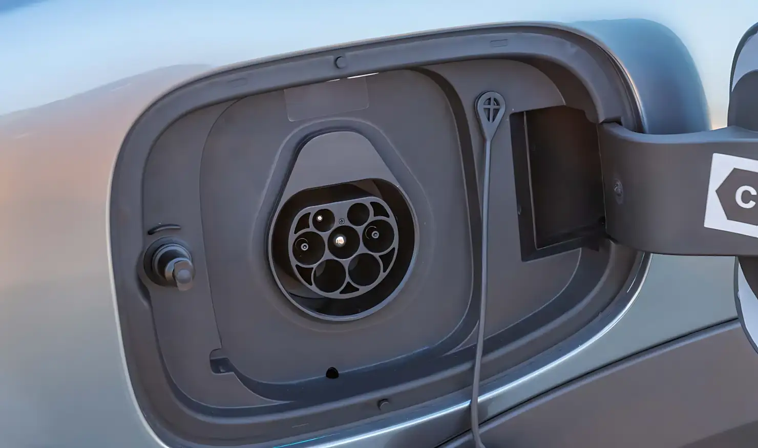 Tomada de recarga do BYD Atto 2 Híbrido Plug-in Flex 