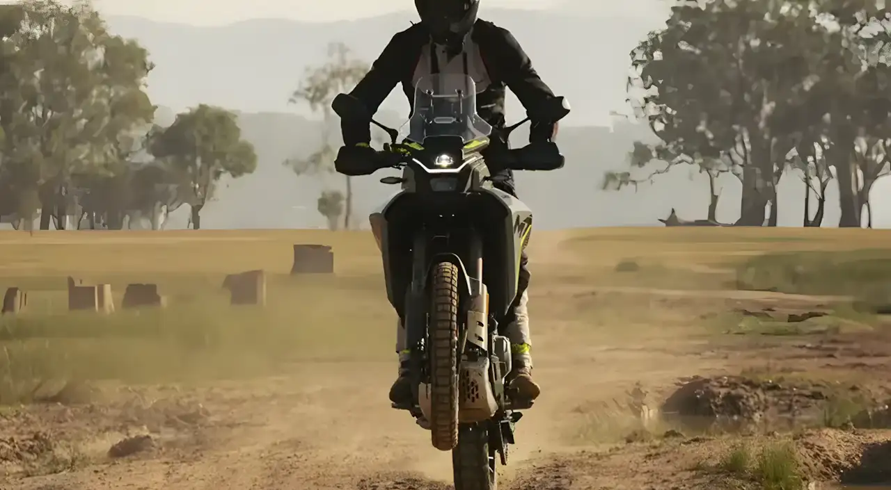 Suspensão KYB dianteira e roda raiada aro 21 da CFMOTO Ibex 450 2026
