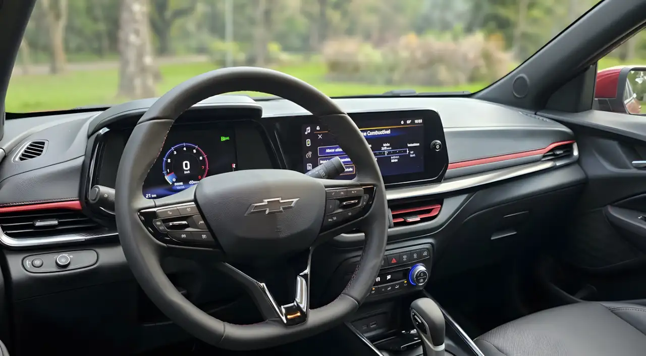 Interior escurecido e painel digital do Chevrolet Sonic RS 2027