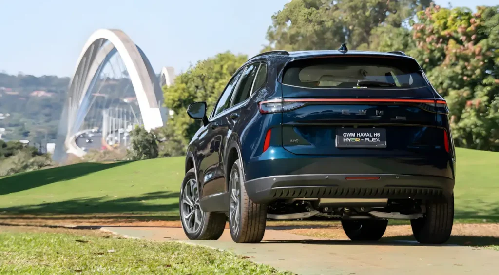 Traseira do Haval H6 2027 PHEV35 flex com lanternas interligadas