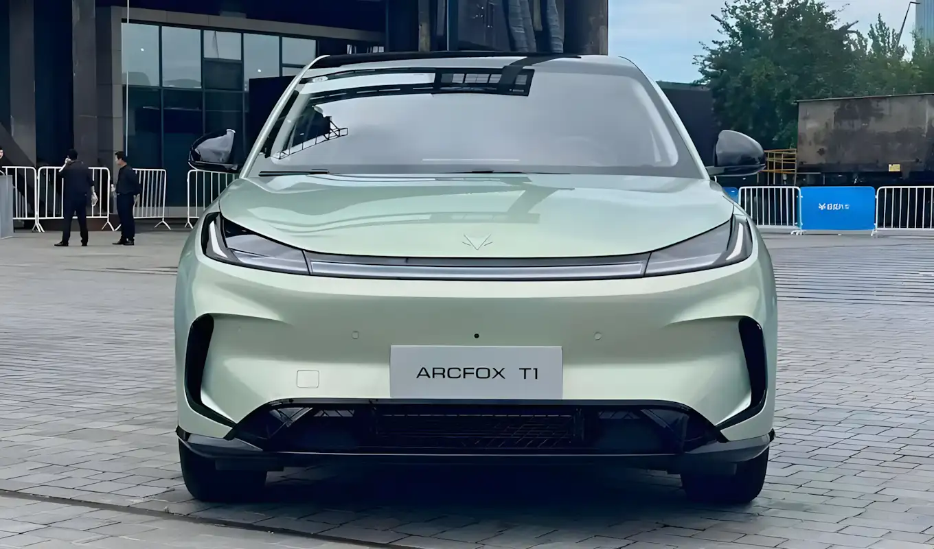 BAIC chegará ao Brasil com elétricos e híbridos: Arcfox T1 já roda em testes no país