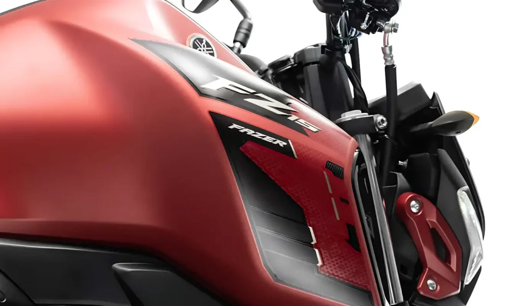 Detalhe do grafismo vermelho e preto da Fazer FZ15 Deadpool