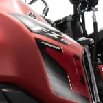 Detalhe do grafismo vermelho e preto da Fazer FZ15 Deadpool