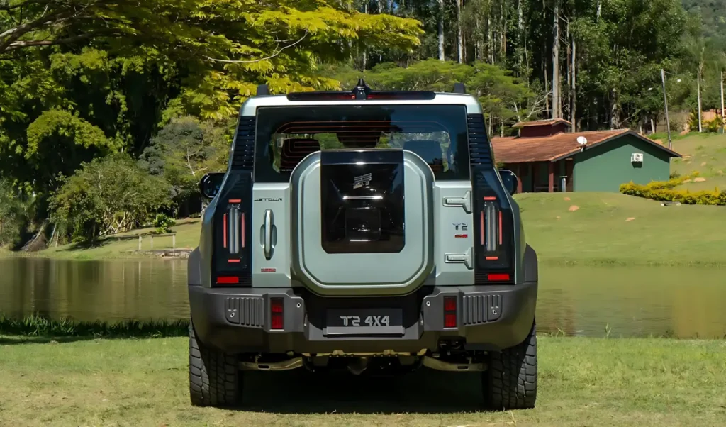 Jetour lança SUV híbrido plug-in com 597 cv e 106 km de autonomia elétrica por R$ 339.900, custando quase o mesmo que o rival Tank 300