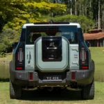 Jetour lança SUV híbrido plug-in com 597 cv e 106 km de autonomia elétrica por R$ 339.900, custando quase o mesmo que o rival Tank 300