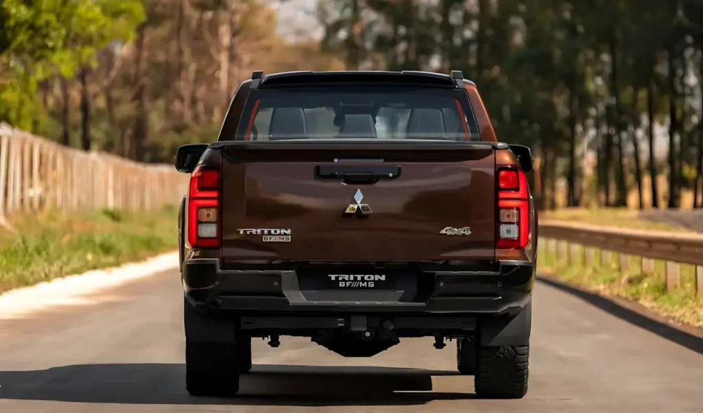 Traseira da Triton BF///MS em terreno off-road
