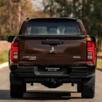 Traseira da Triton BF///MS em terreno off-road