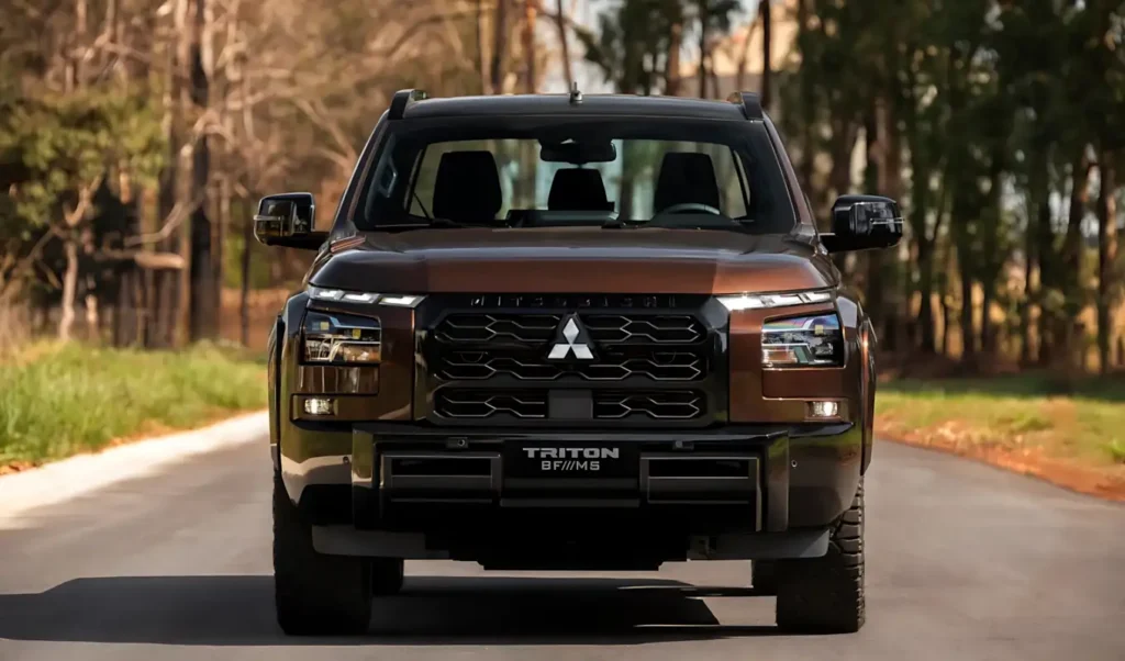 Mitsubishi Triton BF///MS de frente na cor Marrom Barroco
