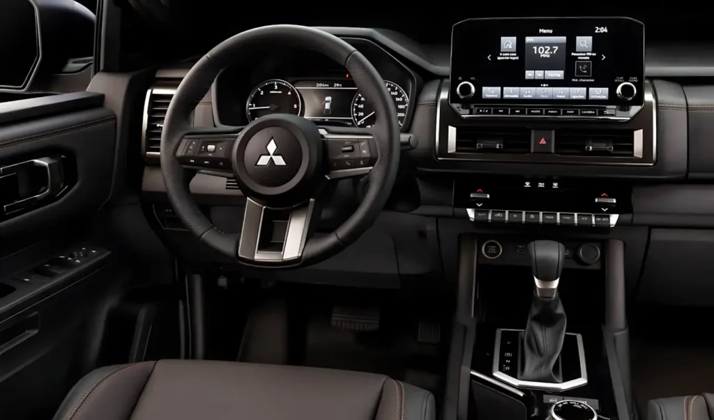 Interior da Triton BF///MS com bancos bicolor marrom e preto