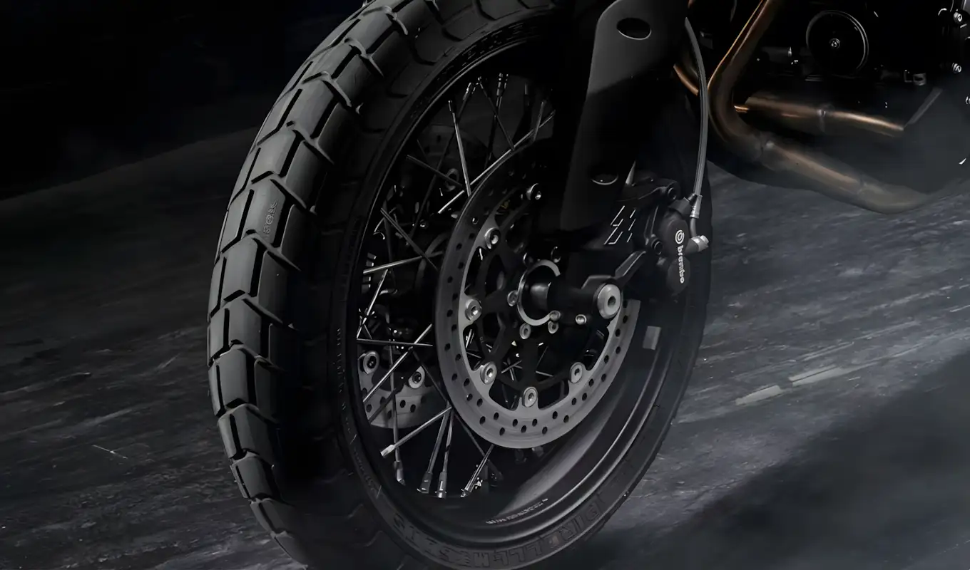 Moto Morini Seiemmezzo 650 SCR com rodas raiadas e visual scrambler
